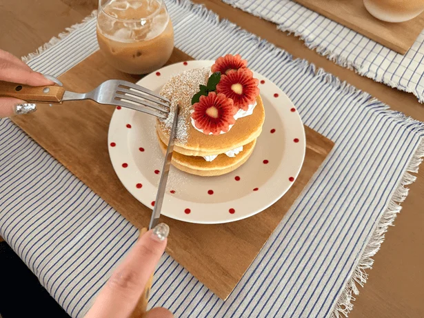 ルビーレッドキウイとホイップクリームとパンケーキの相性が抜群！