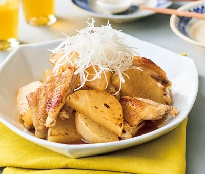 手羽中のうまみを含ませて煮た大根が絶品！