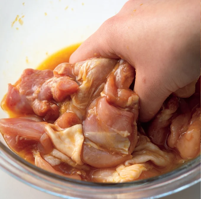 手順1 とり肉に卵や調味料をもみ込む