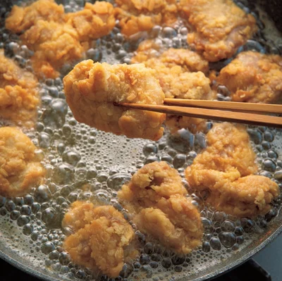 手順4　中火→強火で揚げて仕上げる