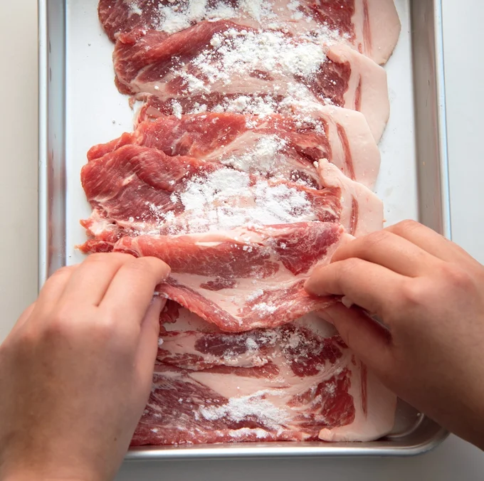手順1　豚肉に小麦粉をまぶす