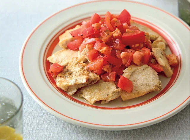 【物価高に負けないレシピ】トマトの赤が鮮やか！ 「鶏むねソテー フレッシュトマトソース」