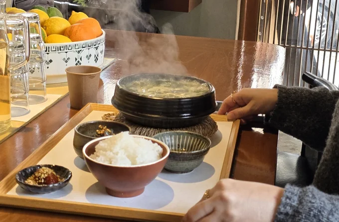 たっぷり入ったワカメスープはいままで味わったことのない唯一無二の味わい