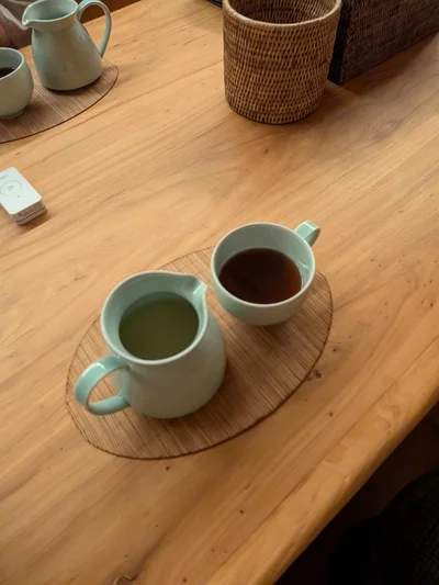 よもぎ茶とお茶を飲みながらよもぎ蒸しでじんわりと汗を流す時間。内側から巡りを整えながらやさしく潤いを補って