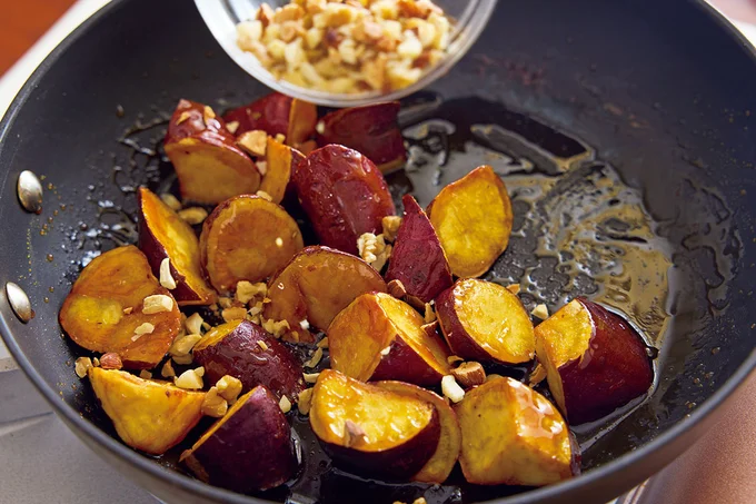 ナッツは一部に固まってしまわないよう、全体に散らしながら加える