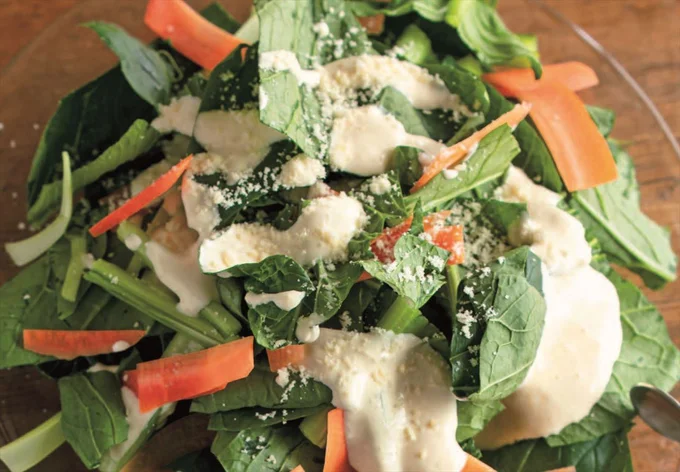 コクのあるドレッシングで生野菜も食べやすく「小松菜とにんじんのシーザーサラダ風」