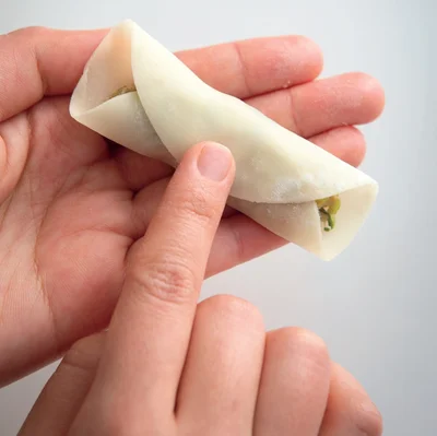 棒餃子はあんを細長くのせたら、餃子の皮を両側から折って留める