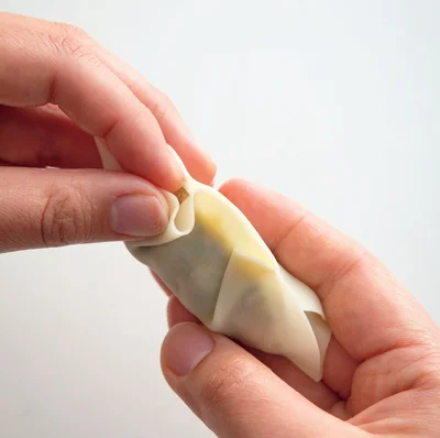 手順2　餃子の皮であんを包む