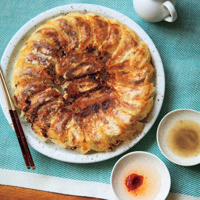 焼いてゆでるイメージで皮と一体化！「焼き餃子」【定番おかずの新しい作り方】