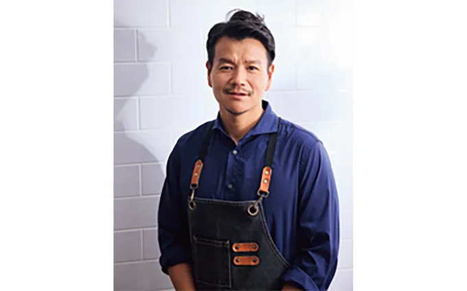 加藤超也さん…1984年生まれ。株式会社Cuore所属。2016年からサッカー日本代表・長友佑都選手の専属シェフに就任。医学的エビデンス×機能性のある料理を追求し、多ジャンルのアスリートのサポート、食についての情報発信をしている。書籍監修に『長友佑都のファットアダプト食事法』（幻冬舎）、著書に『食べて脂肪が燃える魔法のレシピ』