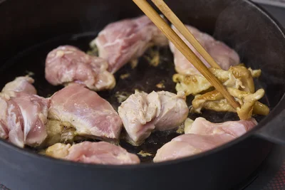 鶏皮を保存している場合は牛脂のように使ってもOK