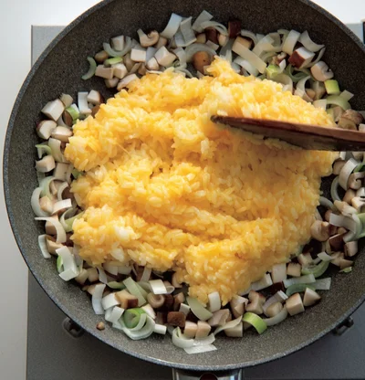 手順2　具を広げ、ご飯を入れて焼く