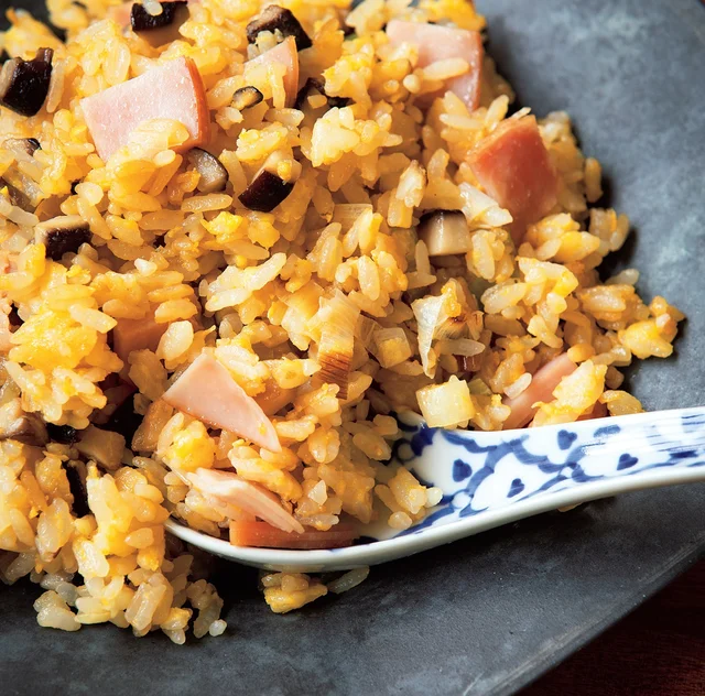 あらかじめ卵を混ぜたご飯で、お店級のパラパラ食感に！「チャーハン」【定番おかずの新しい作り方】