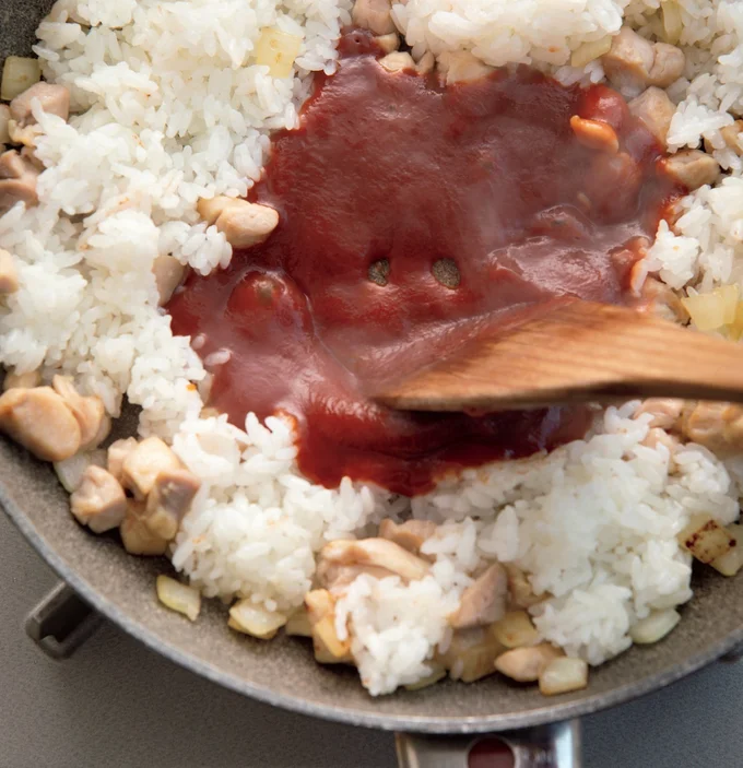 手順1 具とご飯を炒め、ケチャップとソースを煮立てる