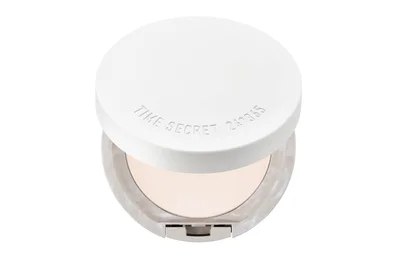 そんなときにおすすめなのが、同日発売の「タイムシークレット 薬用うるさらパウダー」