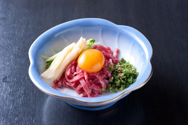 歴史に納得】ユッケの正体は「肉の刺身」？モンゴルから世界へ広がった