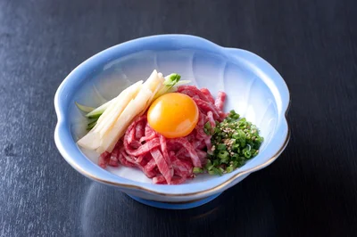 【歴史に納得】ユッケの正体は「肉の刺身」？モンゴルから世界へ広がった生肉文化の真実