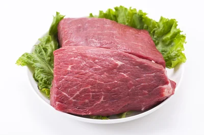 ユッケには主に赤身のモモ肉が使われる