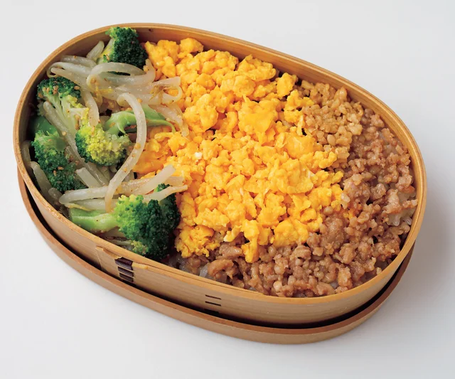 見た目も嬉しい！彩り◎のお弁当「とりみそそぼろの2段ご飯弁当」