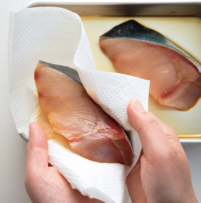 手順1　ぶりの水けを拭いて小麦粉をまぶす