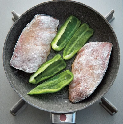 手順2　皮目をフライパンの縁に寄せて焼く