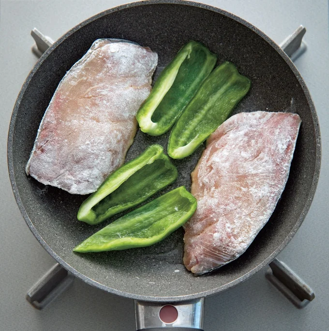 手順2　皮目をフライパンの縁に寄せて焼く