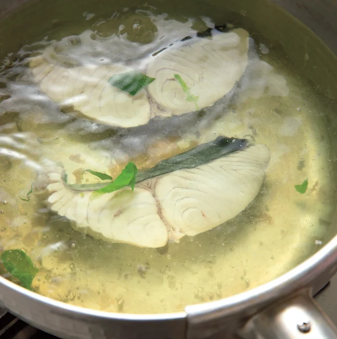 ぐらぐら沸騰させるとさわらがかたくなるので、湯の表面がゆらゆらした状態を保つようにゆでて。