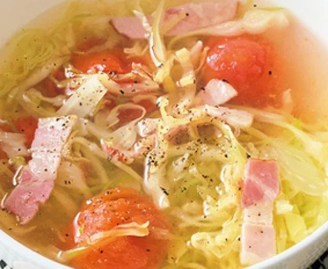 下ごしらえしたキャベツでさっと作れる「キャベツとベーコンのトマトスープ」