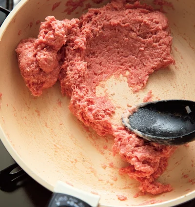 手順1　フライパンの中で肉だねをよく混ぜる