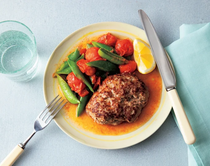 玉ねぎは不要。手を汚さずできる！「酒蒸しハンバーグ」【定番おかずの新しい作り方】