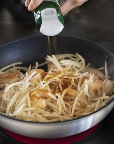 カレールウが顆粒状の調味料になっている