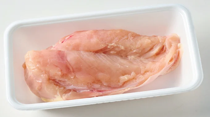 生肉の調理は食中毒など衛生面が気になる