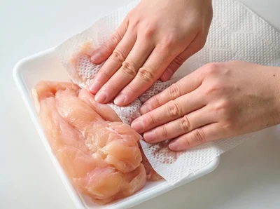 買ってきた肉をすぐに使うときは、ペーパータオルで上からしっかりと押さえるようにしてドリップを吸い取る