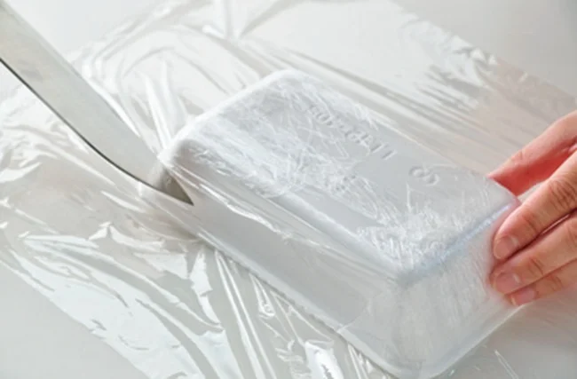 冷蔵するときはまずラップを大きめに切って広げ、トレイごと逆さにして置く。肉を包装しているラップフィルムを、トレイの縁に沿って包丁で切り取る