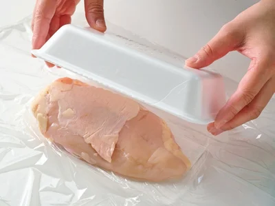 ラップフィルムの上に肉を取り出す