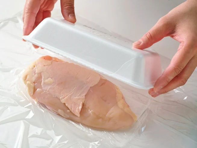 ラップフィルムの上に肉を取り出す