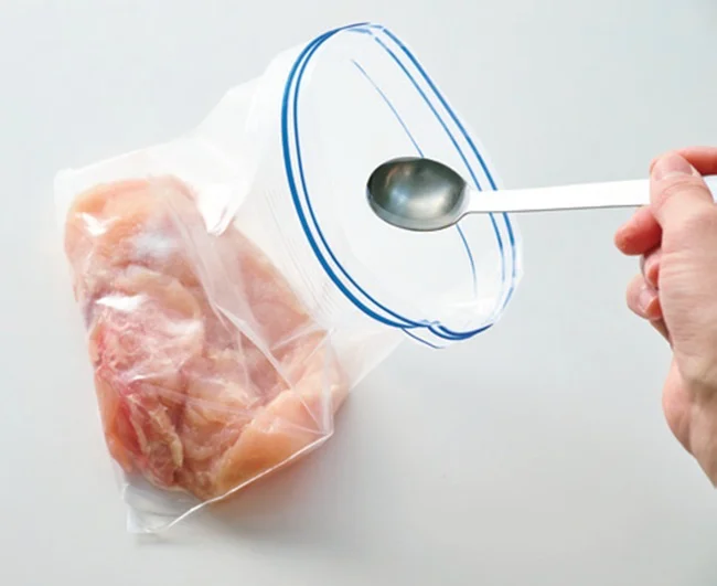 冷凍するときは、肉をファスナーつき保存袋に入れ、塩と油でコーティングする