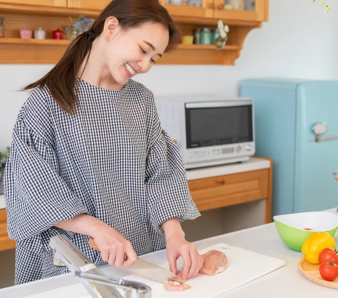 お肉を切る前にひと手間！「ドリップオフ」で衛生的においしく調理【お肉の切り方の正解】
