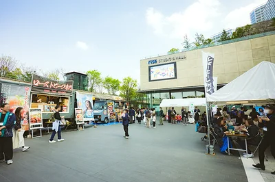 会場の二子玉川ライズ 中央広場は多くの人で賑わっていました