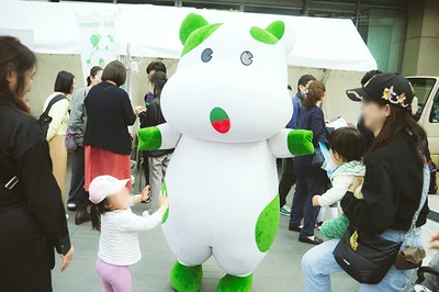 ブースの前で子どもたちに囲まれるこんせんくん