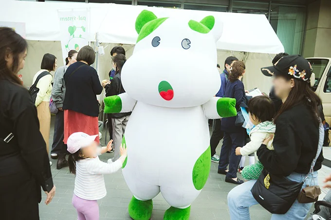 ブースの前で子どもたちに囲まれるこんせんくん