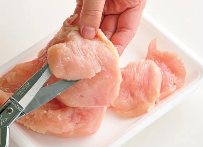 とりむね肉をそぎ切りにする