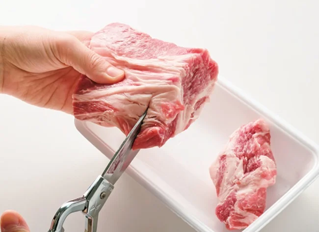 かたまり肉好みの厚さに切りたいときは、少しずつ切り進めると、狙った厚みをキープしやすい