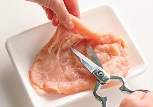 とりむね肉を観音開きにする