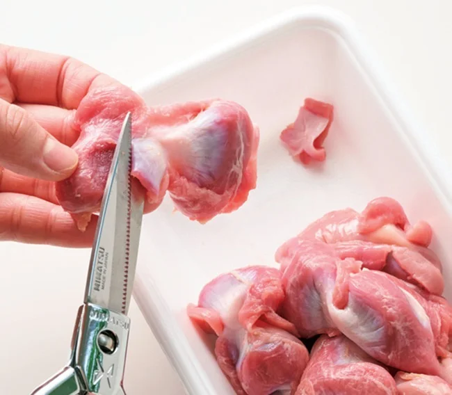 砂肝の銀皮(ぎんぴ・白い部分)を除く