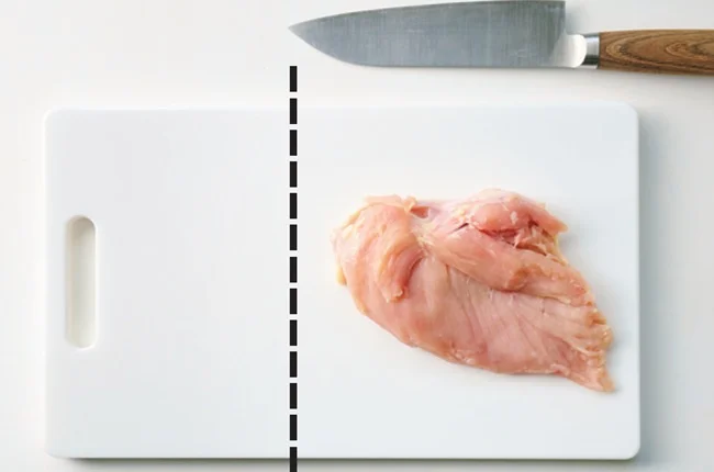 まな板の上で切るときは肉と野菜の切る場所を決めておく