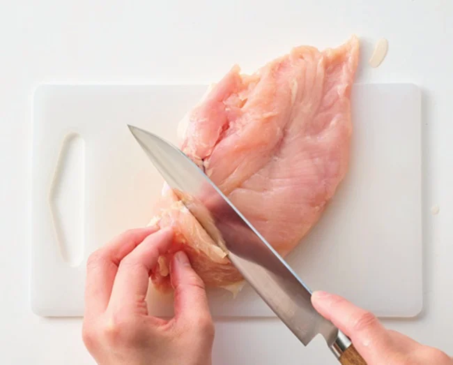 小さくて、肉が調理台にはみ出すまな板はNG