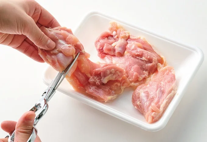 まな板洗いからの卒業!肉を切るなら「キッチンばさみ」が超便利【お肉の切り方の正解】