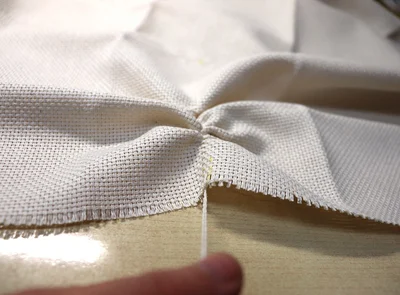 よれやすい布を補強するために接着剤で固定