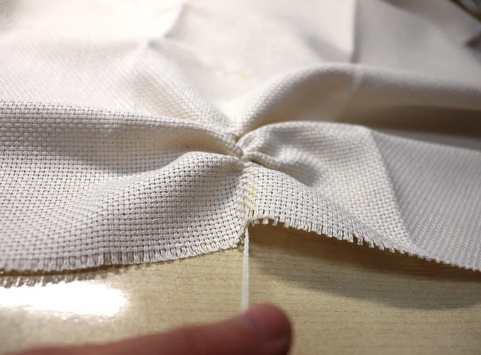 よれやすい布を補強するために接着剤で固定